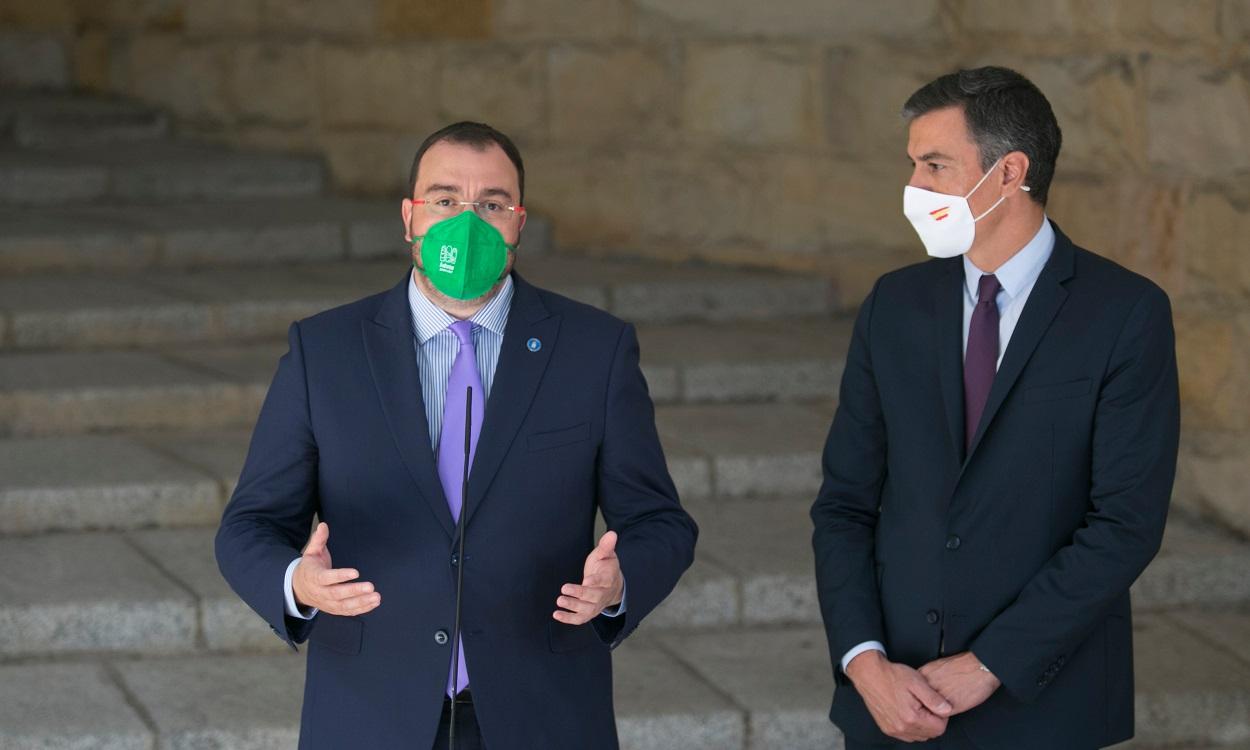 Foto de archivo del presidente del Principado de Asturias, Adrián Barbón (i) y el presidente del Gobierno, Pedro Sánchez (d)