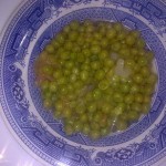 Revuelto de guisantes con ajetes y dorada en la sal