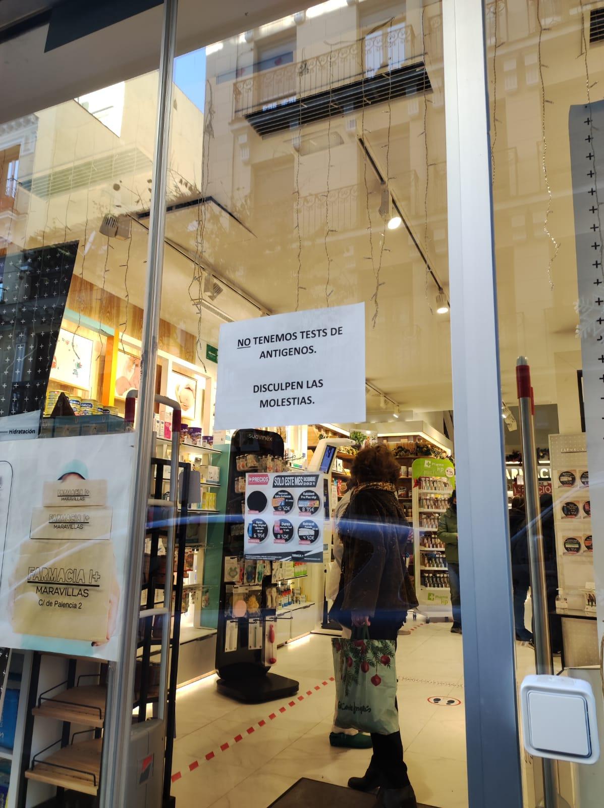 Una farmacia madrileña anuncia a sus clientes de que no les quedan test de antígenos. Foto Marta Alberca