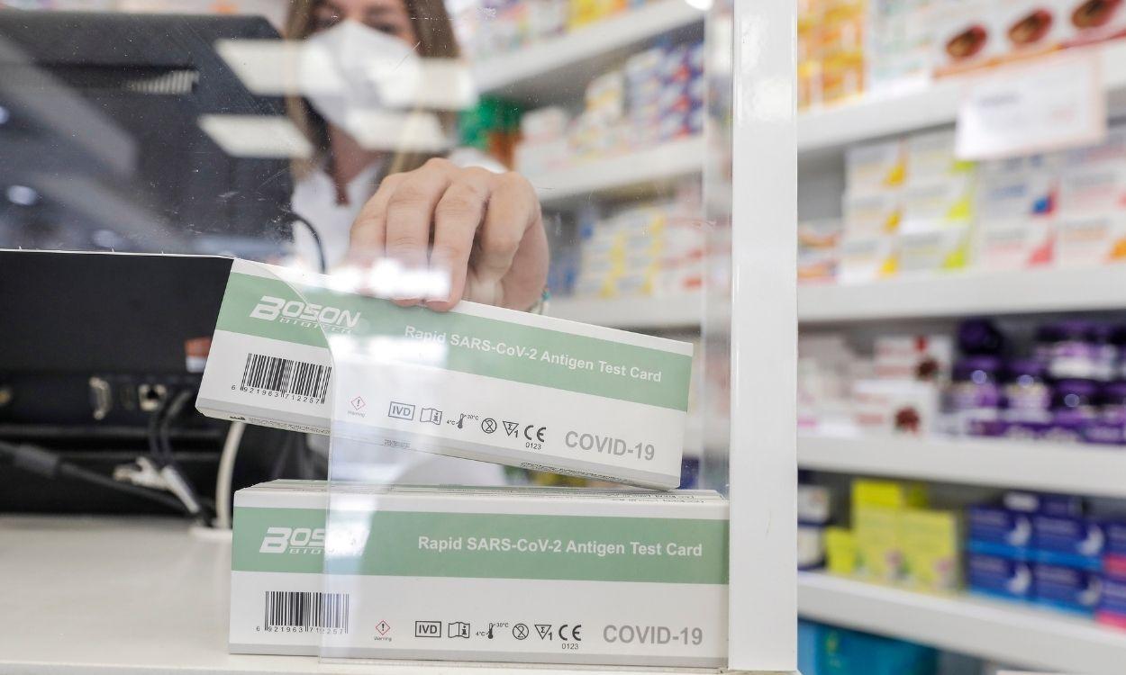 Caja con test de antígenos contra la Covid 19 en una farmacia. EP