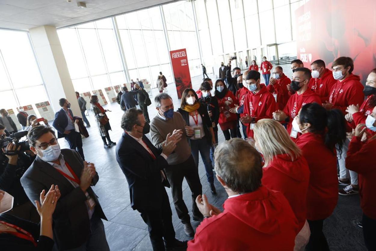 Juan Espadas, conversando con jovenes socialistas en el congreso del PSOE de Sevilla.