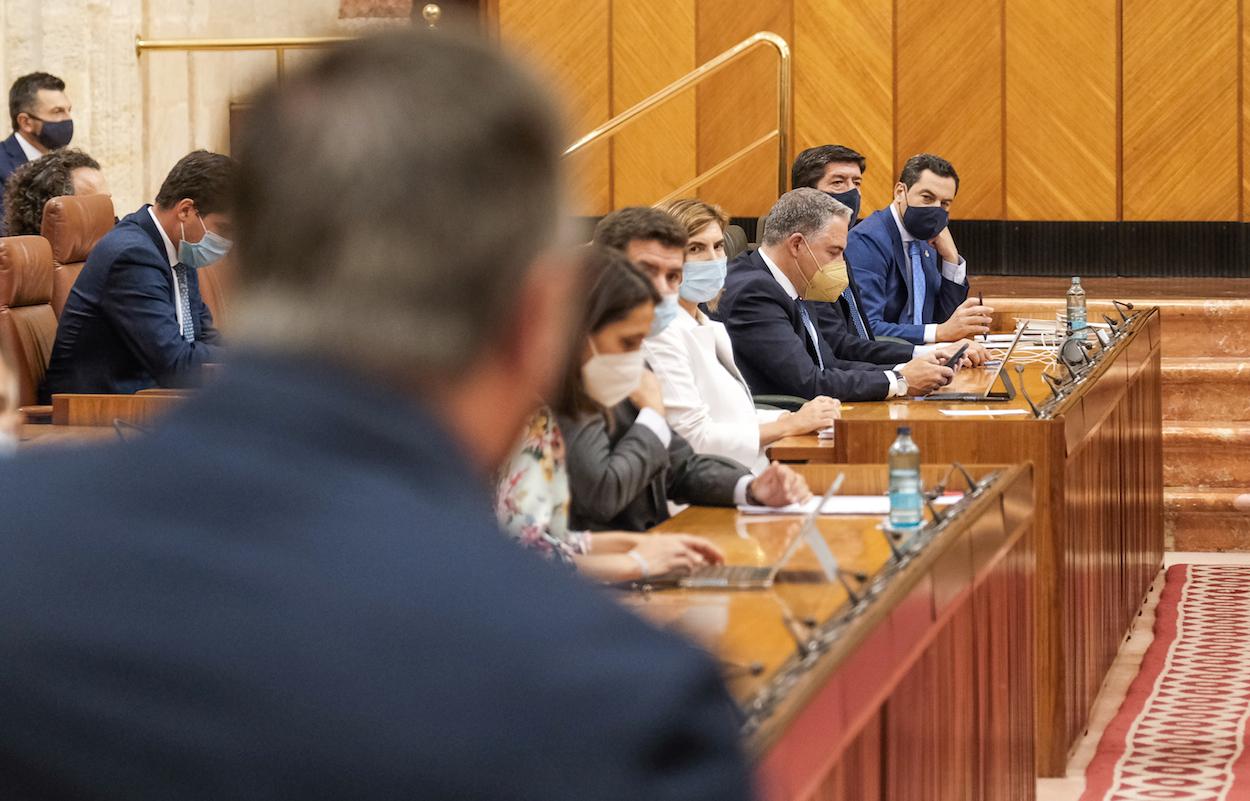El presidente de la Junta de Andalucía escucha una pregunta del portavoz de Vox. MARÍA JOSÉ LÓPEZ/EP