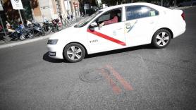 Imagen de un taxi en el centro de Madrid. Europa Press