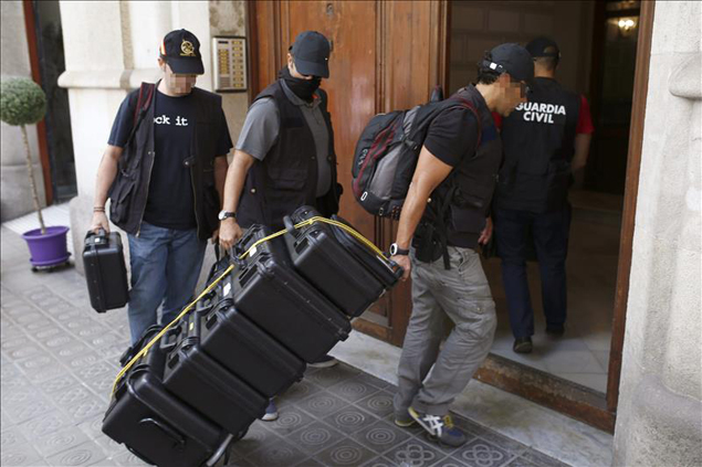 La Guardia Civil registra la sede de Convergència y Mas acusa al Gobierno de montar un "espectáculo mediático para influir en el 27S"