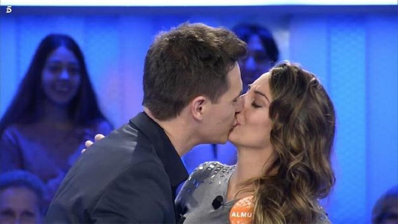 Christian Gálvez y Almudena Cid en 'Pasapalabra'. Telecinco.