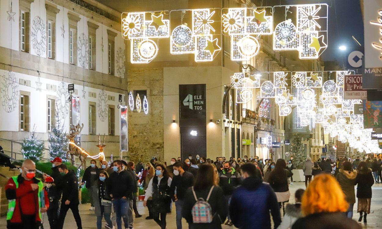 Transeúntes en el centro de Vigo (Galicia) con mascarilla. EP