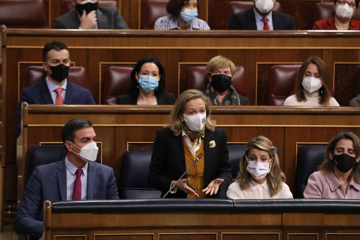 (I D) El presidente del Gobierno, Pedro Sánchez, la vicepresidenta primera del Gobierno y ministra de Asuntos Económicos y Transformación Digital, Nadia Calviño, y la vicepresidenta segunda y ministra de Trabajo y Economía Social, Yolanda Díaz