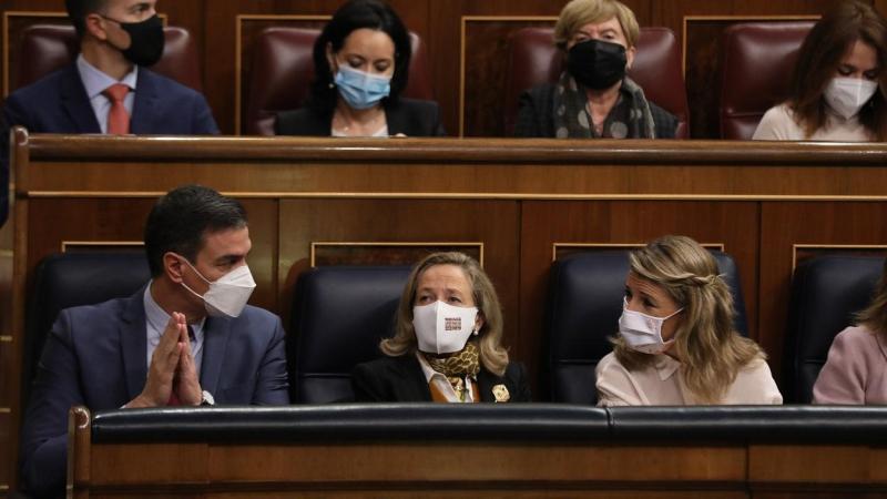 El presidente del Gobierno, Pedro Sánchez, la vicepresidenta primera del Gobierno y ministra de Asuntos Económicos y Transformación Digital, Nadia Calviño, y la vicepresidenta segunda y ministra de Trabajo y Economía Social, Yolanda Díaz. EP