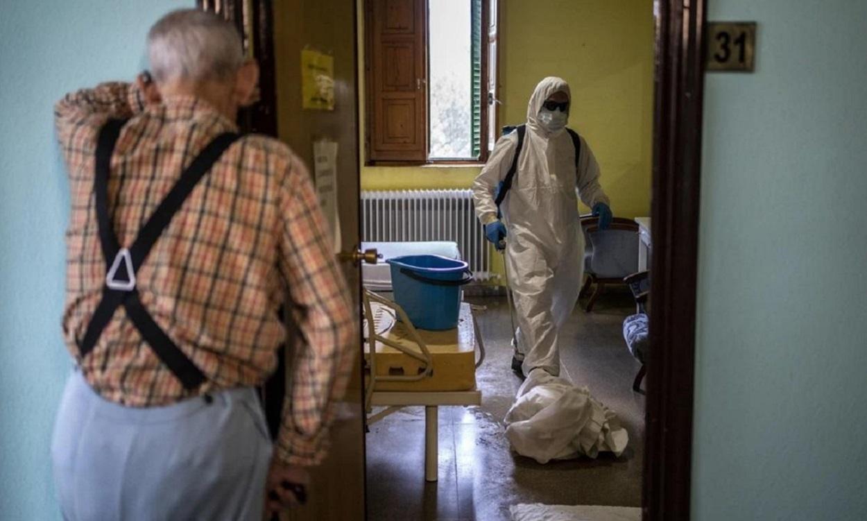 Personal sanitario desinfectan una residencia de ancianos durante la pandemia. EP. 