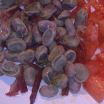 Habitas con jamón y tomate pelado y emperador con tomate