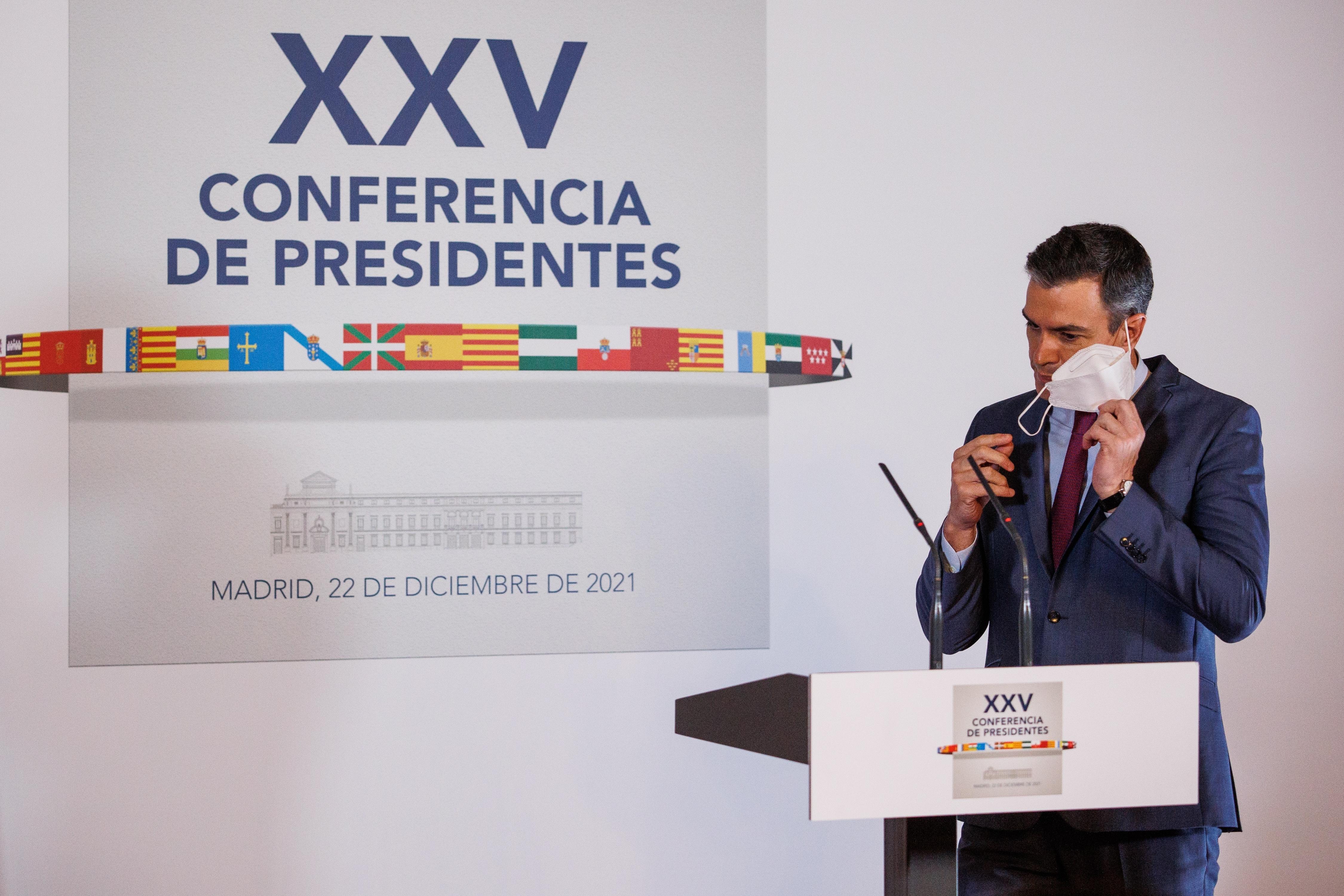 El presidente del Gobierno, Pedro Sánchez, se quita la mascarilla