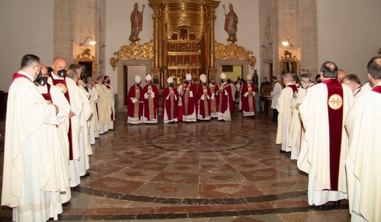 Sacerdotes en la Catedral de Astorga. Fuente Obispado