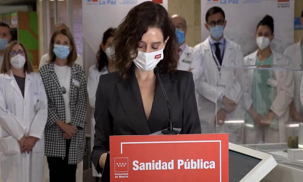 La presidenta de la Comunidad de Madrid, Isabel Díaz Ayuso, en un centro sanitario madrileño