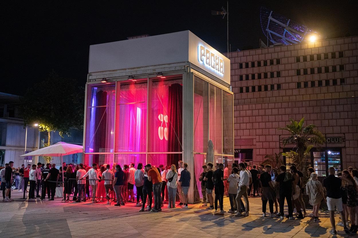 Colas en la entrada a la discoteca Pachá de Barcelona. Europa Press