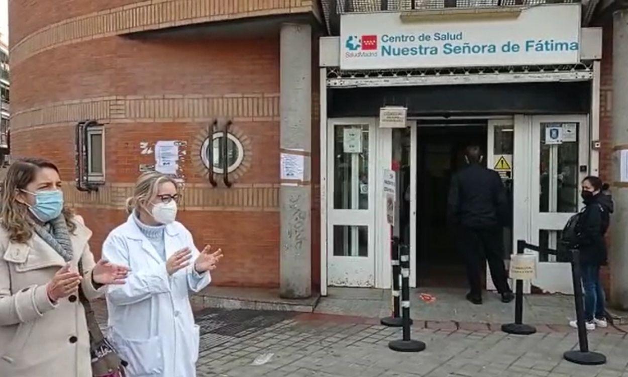 Vecinos y sanitarios de un centro de salud de Carabanchel protestan contra Ayuso. Imágenes cedidas por el sindicato MATS a ElPlural.com