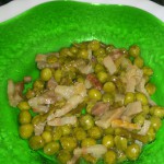 Guisantes con restos de pollo y lubina en la sal
