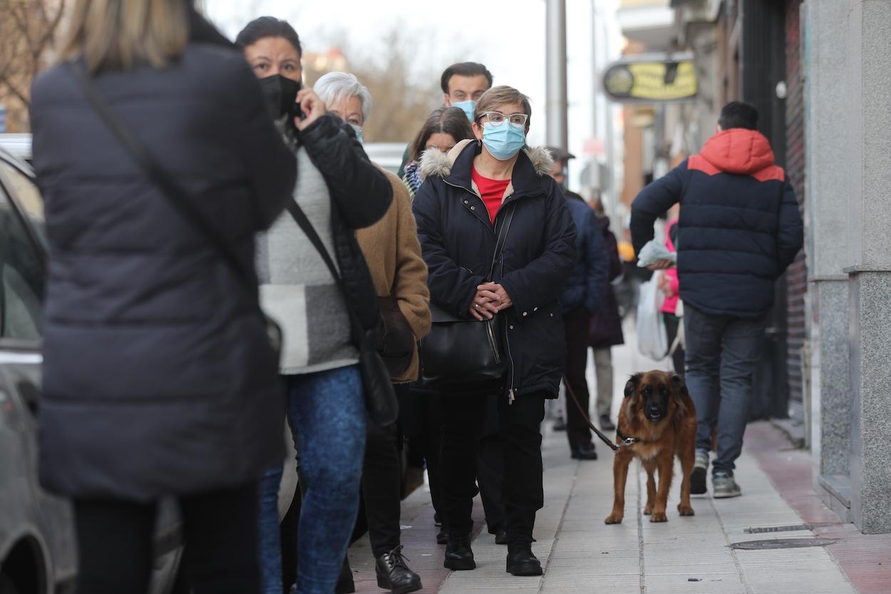 Personas con mascarilla en exteriores en Madrid. EP