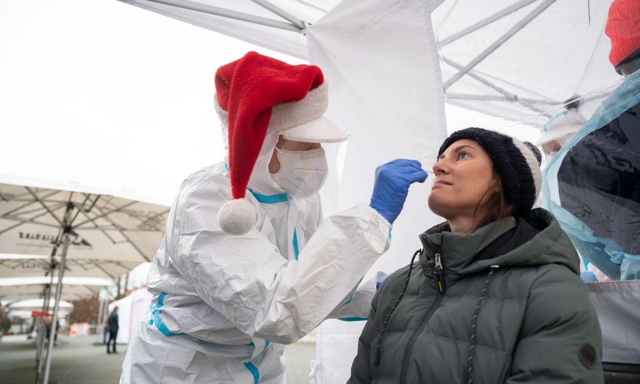 Un enfermero disfrazado de Navidad realiza una prueba diagnóstica de Covid 19 a una mujer en Alemania. EP