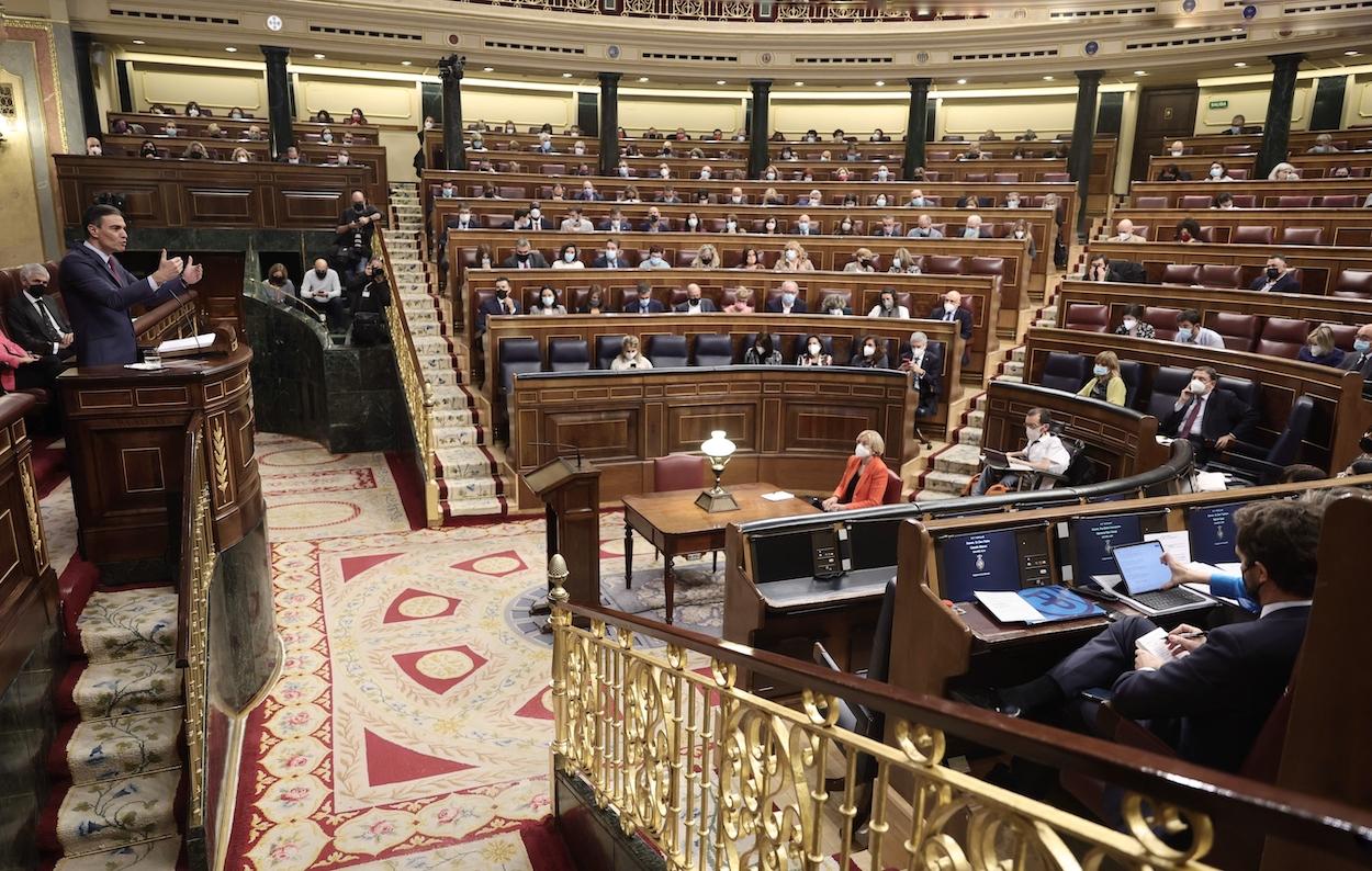 El presidente del Gobierno, Pedro Sánchez, interviene en una sesión plenaria en el Congreso de los Diputados