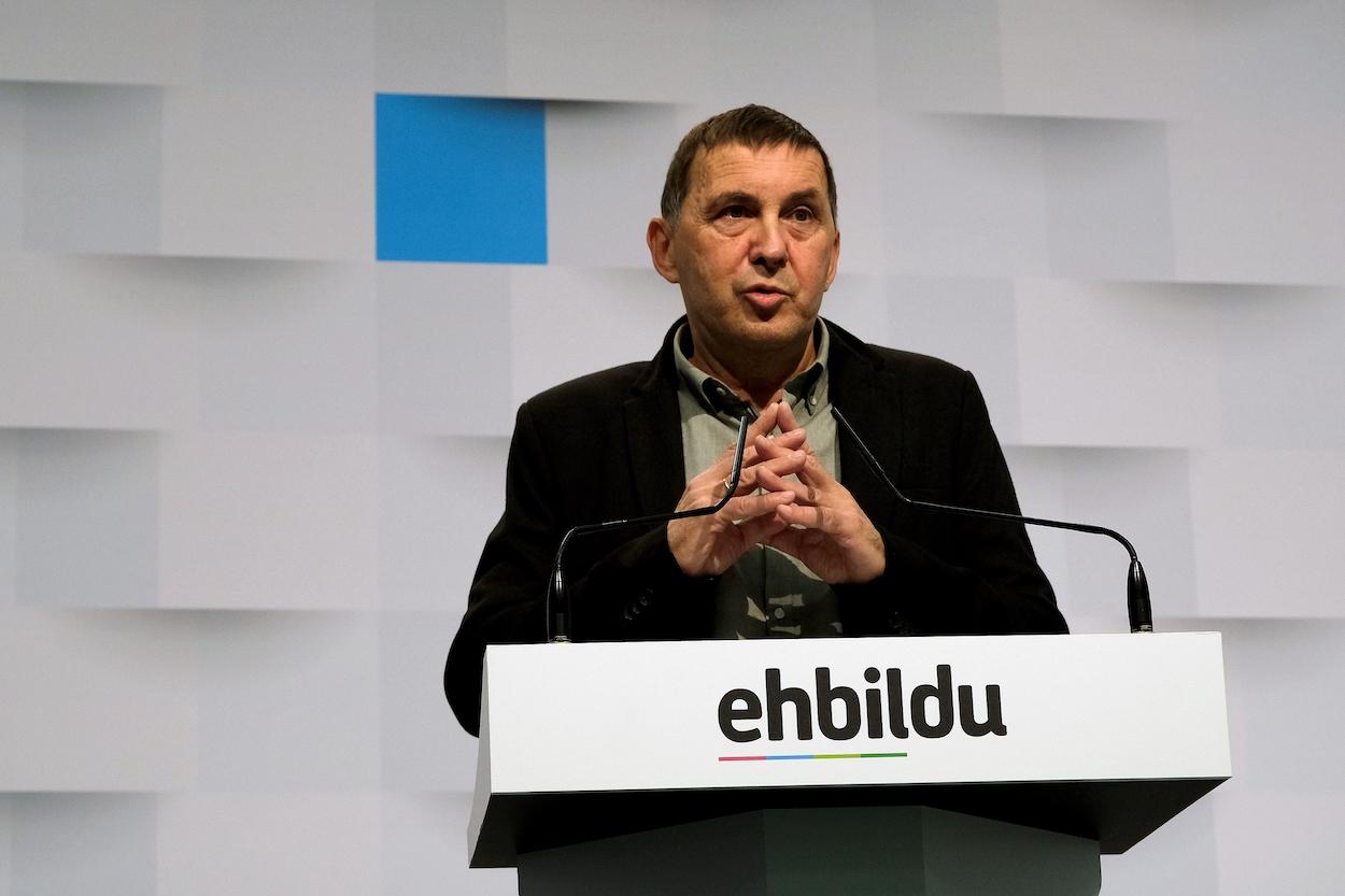 El coordinador general de EH Bildu, Arnaldo Otegi, en una rueda de prensa en la sede de EH Bildu