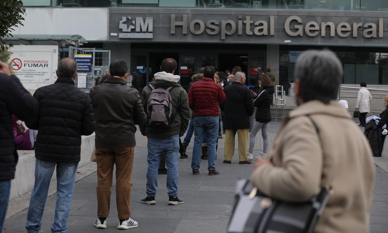 Colas de espera en las inmediaciones del Hospital Universitario de La Paz para hacerse un test de antígenos de Covid 19. EP