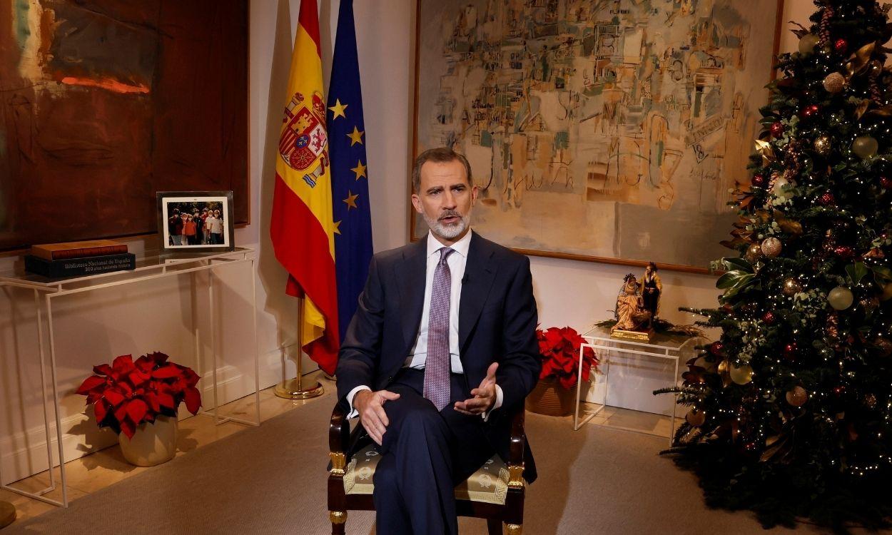 El Rey Felipe VI ofrece su tradicional discurso de Nochebuena desde el Palacio de la Zarzuela, a 24 de diciembre de 2021, en Madrid (España).