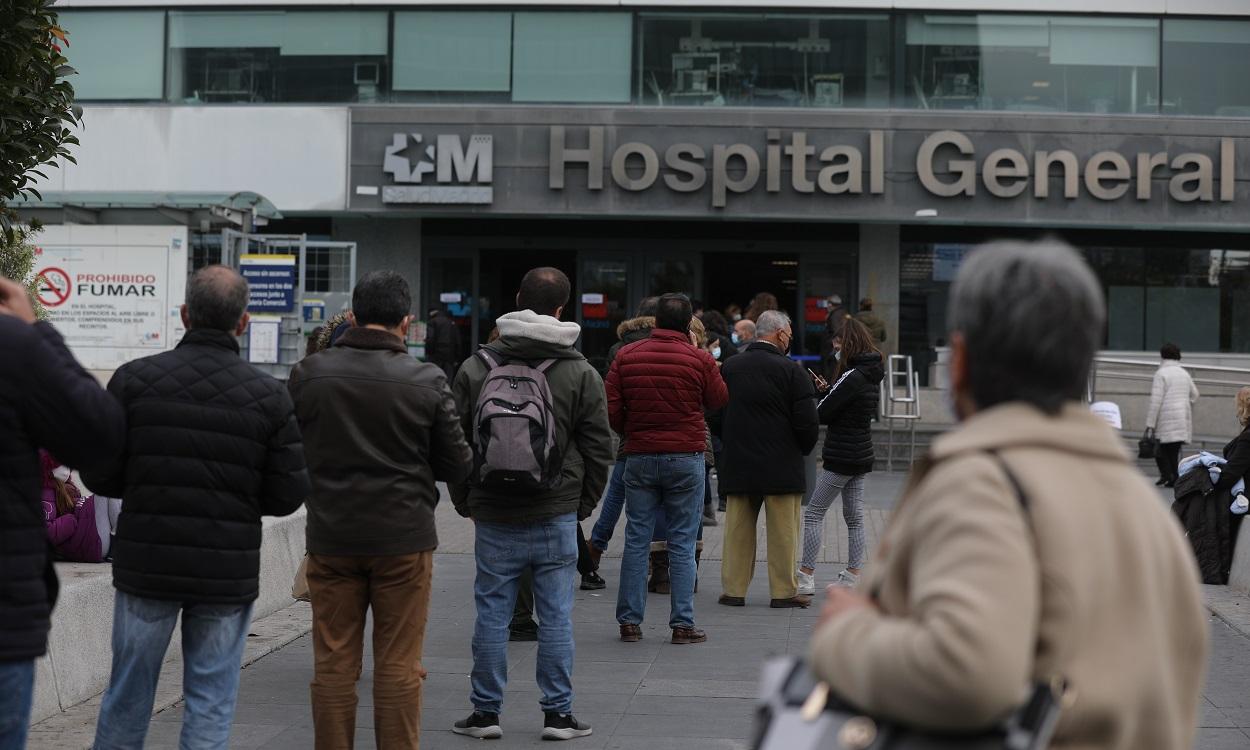 Colas en el Hospital La Paz para hacerse un test de antígenos ante el aumento de contagios. EP