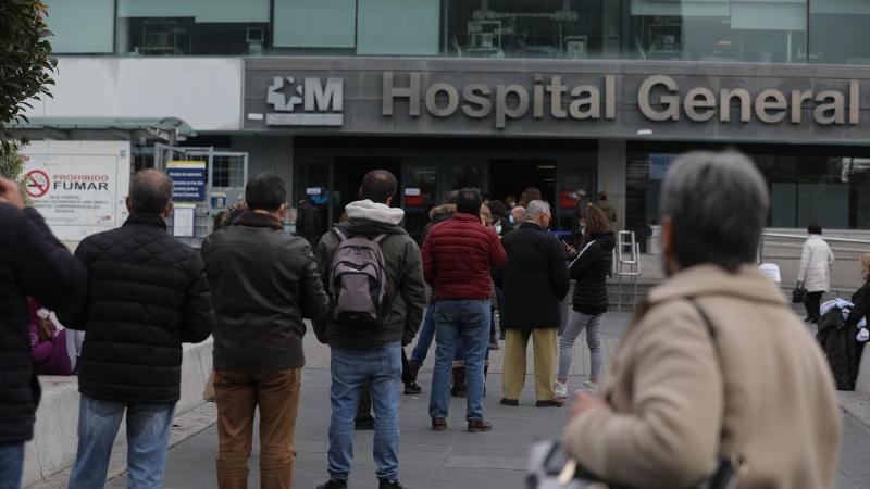 Colas en el Hospital La Paz para hacerse un test de antígenos ante el aumento de contagios. EP