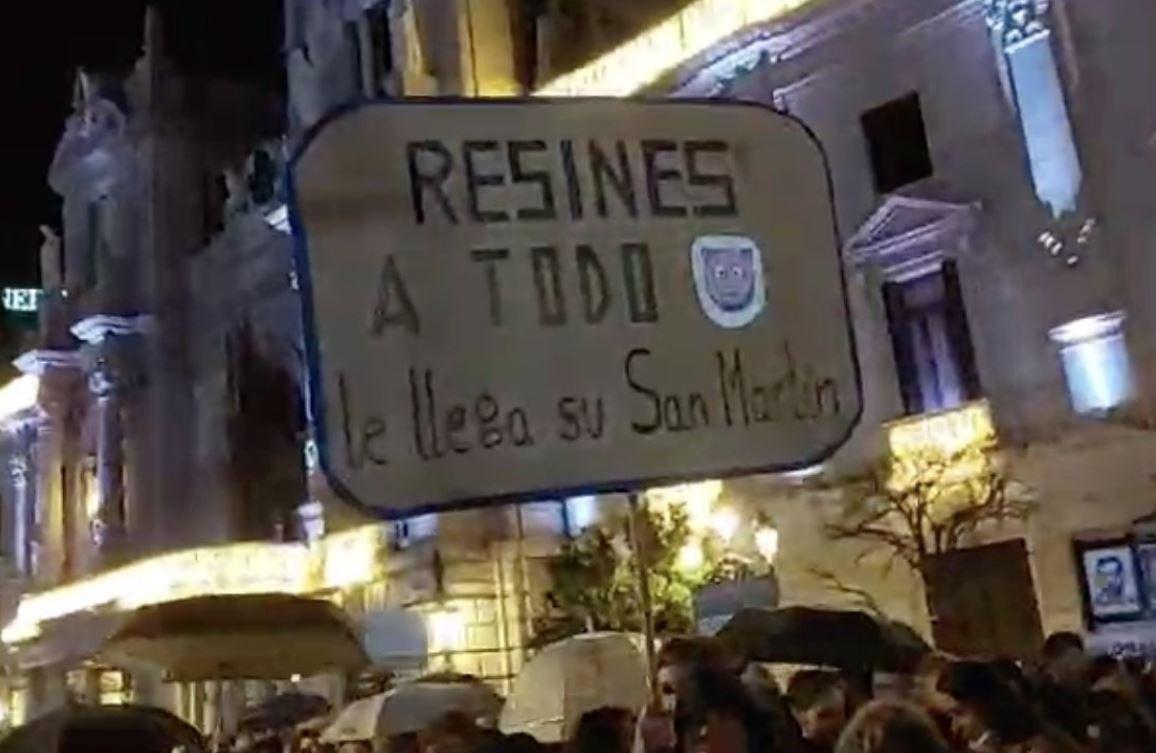 Pancarta contra Antonio Resines en Valencia.