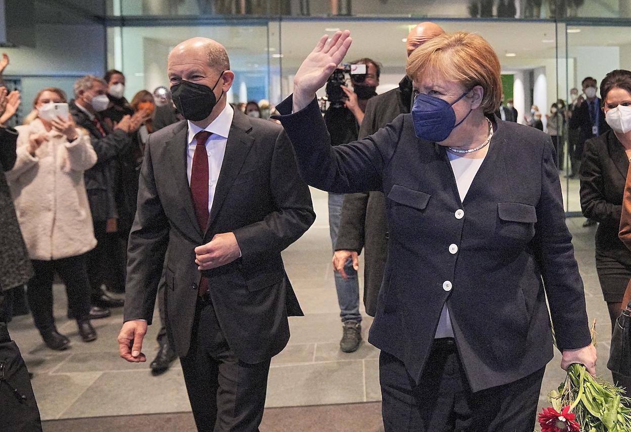 Merkel se despide tras 16 años en el cargo y deja a su sucesor, Olaf Scholz. EP