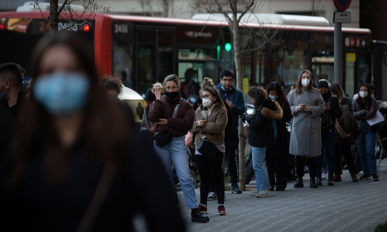 Largas colas para hacerse una prueba diagnóstica de Covid 19 en Barcelona. EP