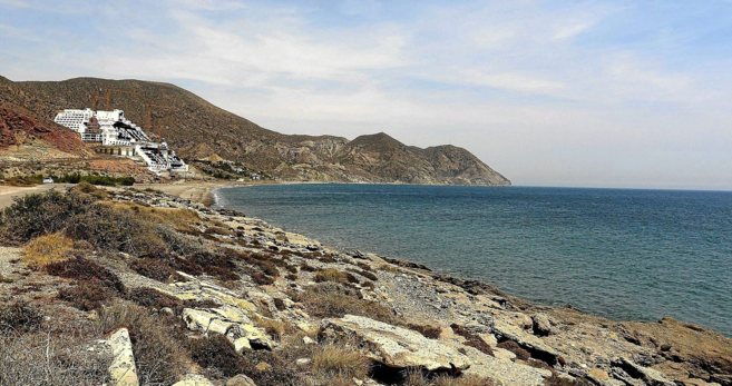 El hotel El Algarrobico destaca entre los puntos negros del litoral español