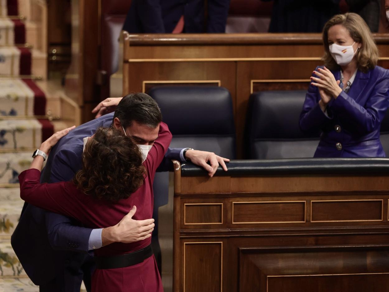 La ministra de Hacienda, María Jesús Montero, se abraza con el presidente del Gobierno, Pedro Sánchez, en una sesión plenaria en el Congreso de los Diputados