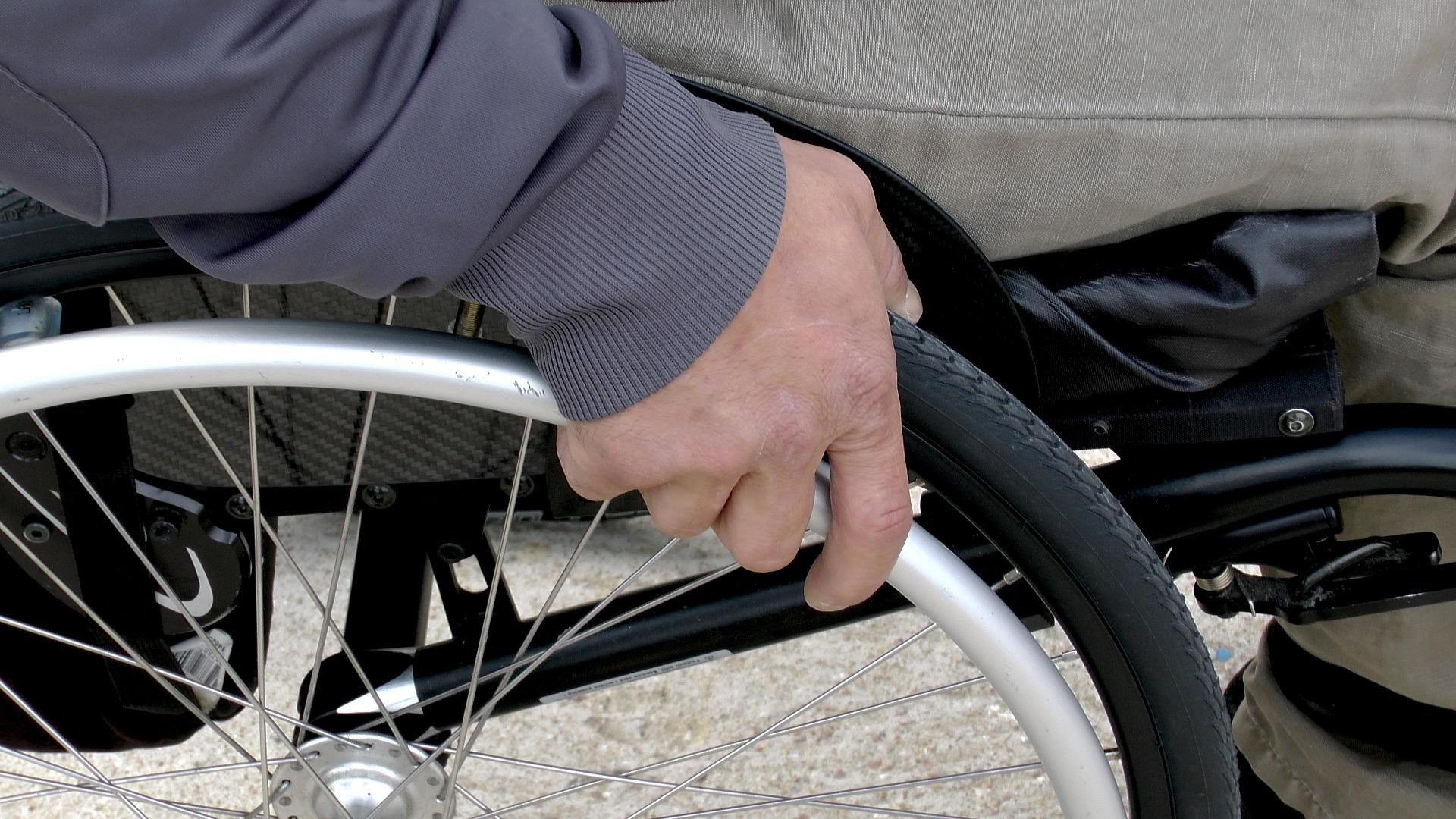 Imagen de recurso de un hombre en una silla de ruedas. Fuente: Pixabay.