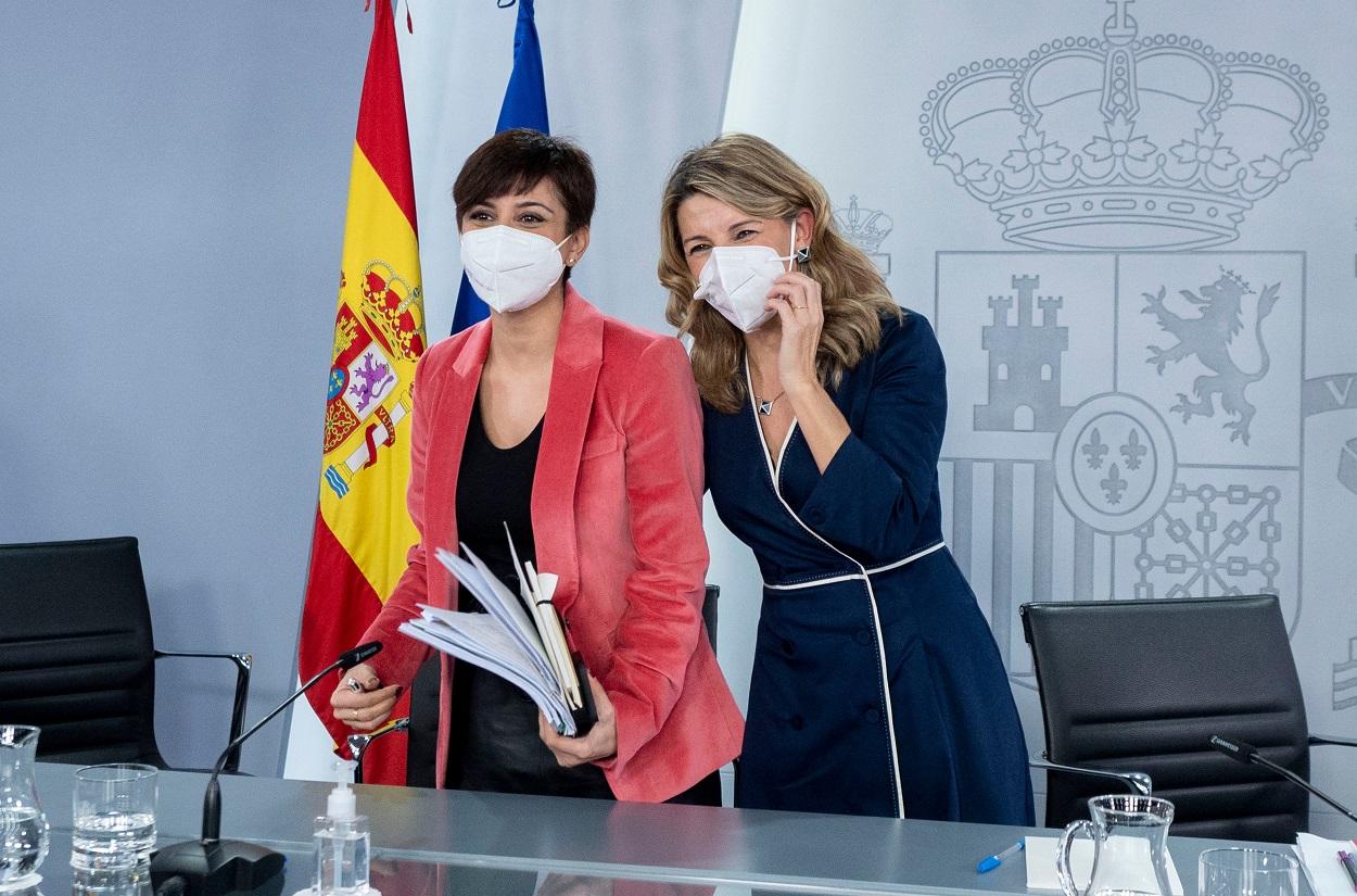 Isabel Rodríguez y Yolanda Díaz durante la rueda de prensa del Consejo de Ministros. EP