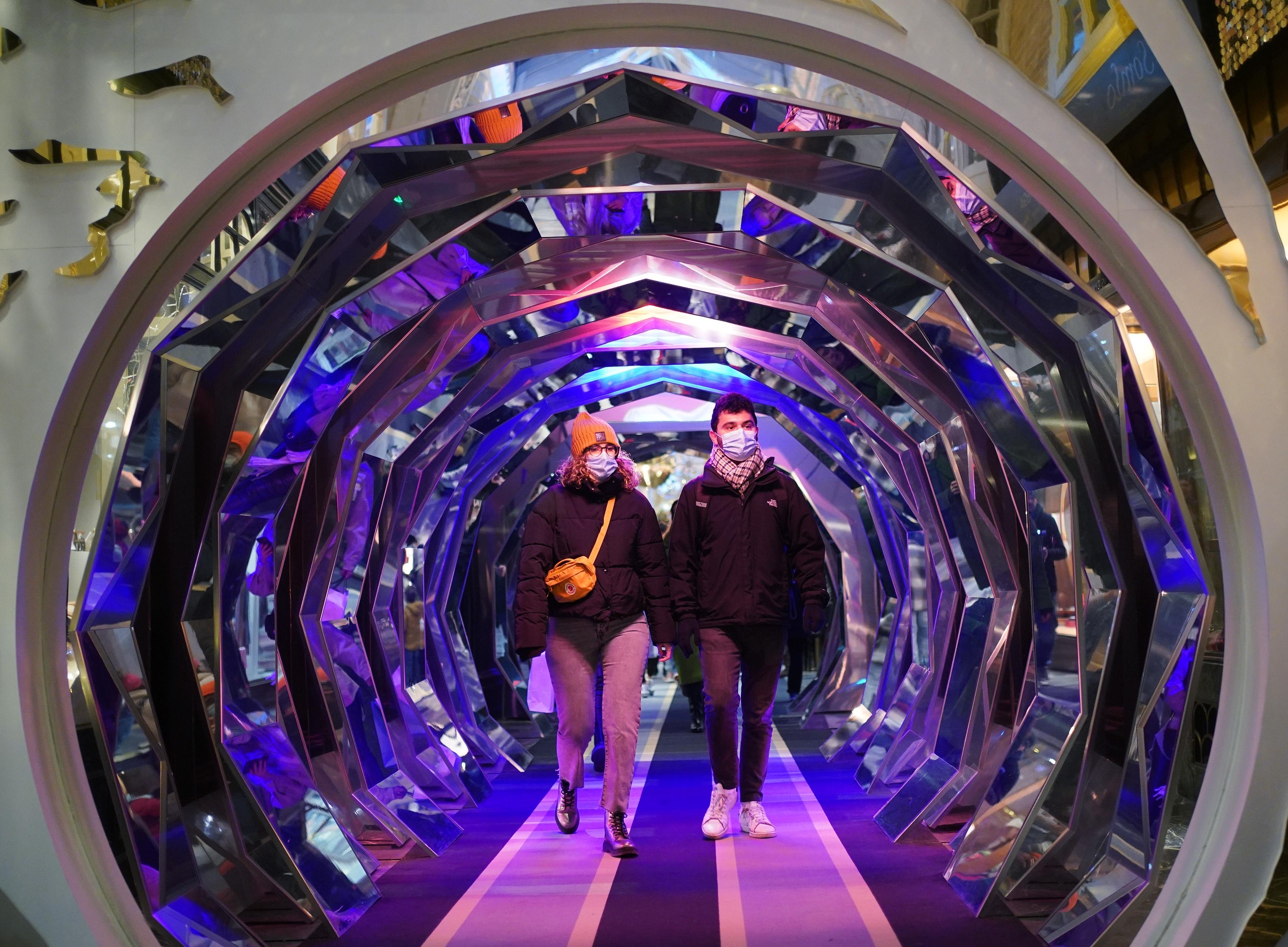 Una pareja va de compras navideñas en Londres.