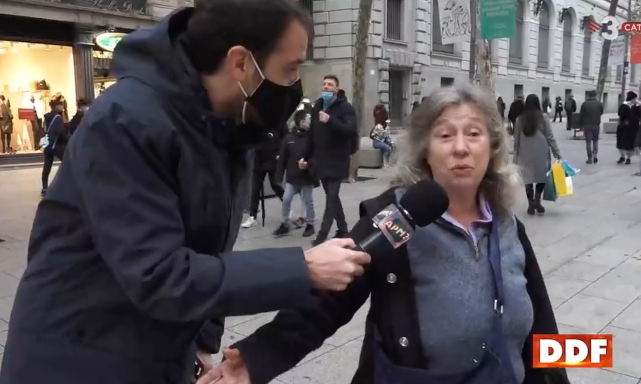 Una mujer se declara antivacunas en directo