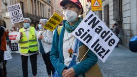 Varias personas con carteles sobre la luz durante una manifestación para denunciar la subida de los precios de la