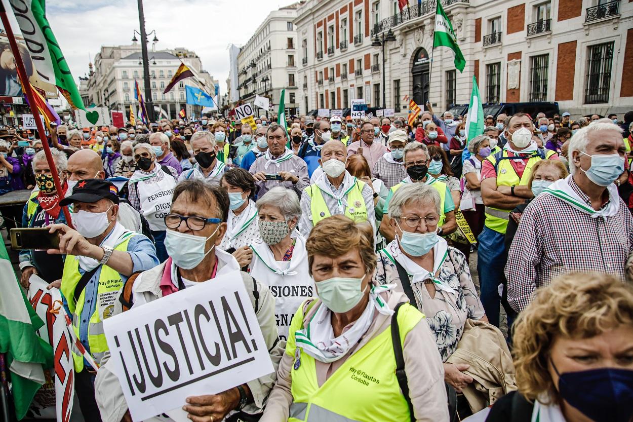 Pensionistas participan en una manifestación contra los recortes en Madrid. Europa Press
