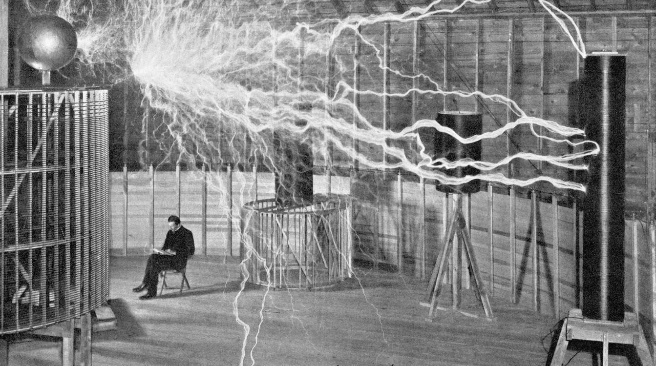 Nikola Tesla en su laboratorio de Palm Springs. © Getty Images