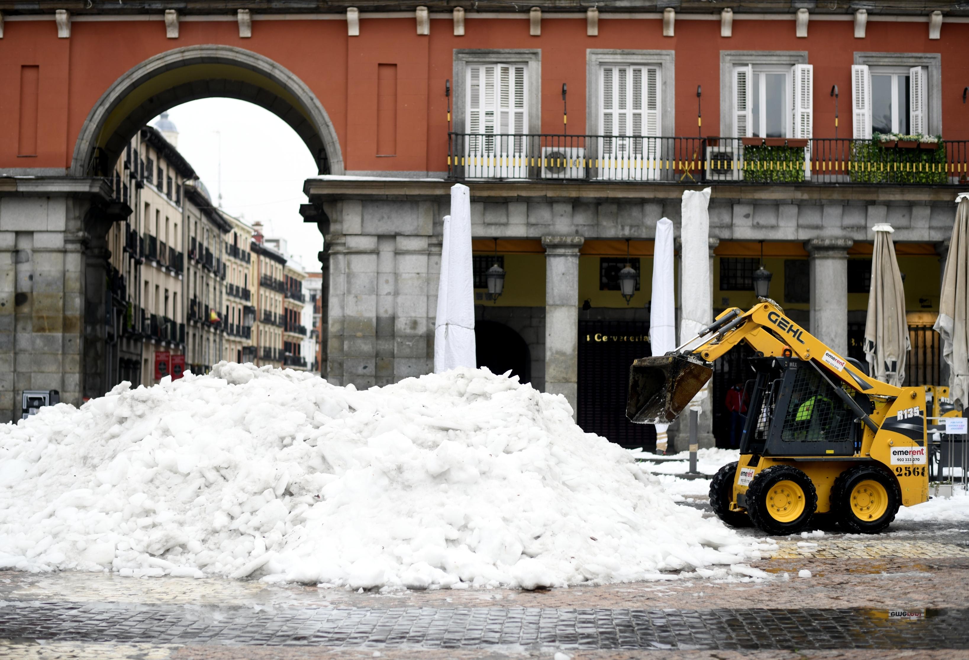 Una máquina excavadora continúa con las tareas de limpieza de calles tras la gran nevada provocada por la borrasca ‘Filomena’. Óscar Cañas / Europa Press