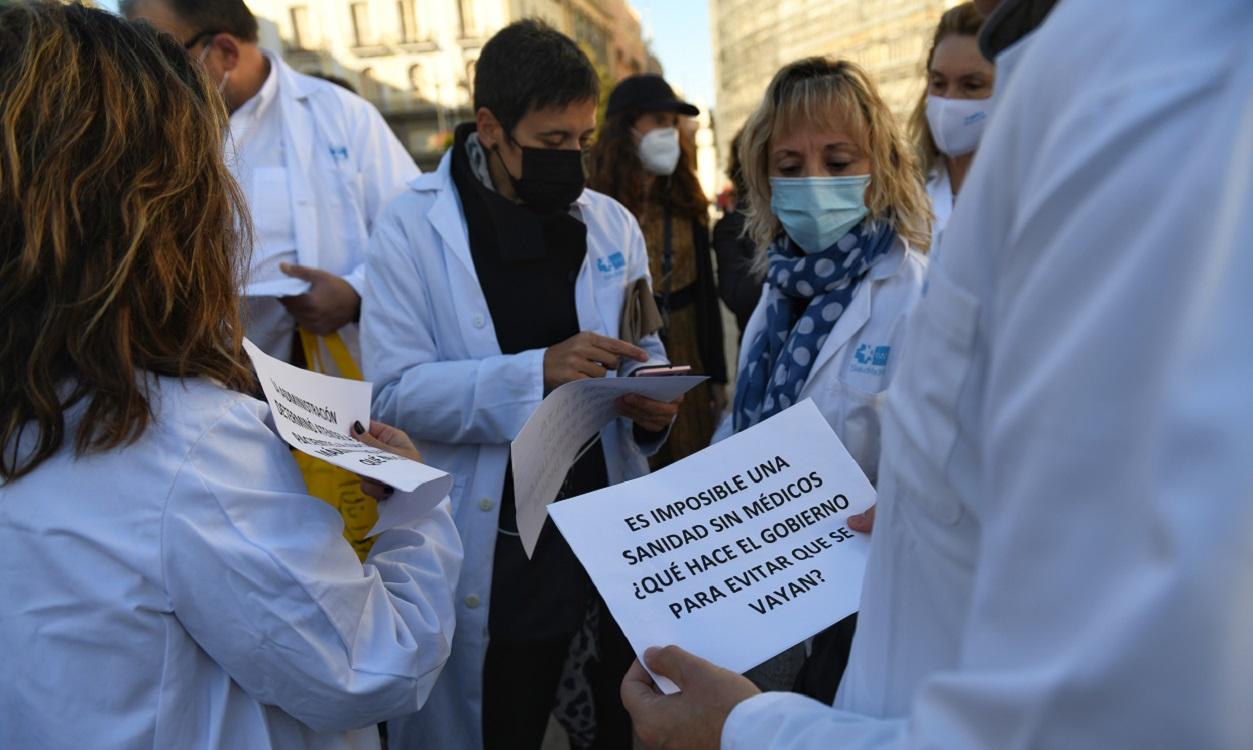 Un grupo de personas con carteles en una concentración en defensa de la Atención Primaria, a 13 de noviembre de 2021, en Madrid. EP