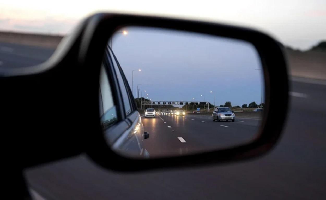 Retrovisor de un vehículo en la carretera. Pixabay