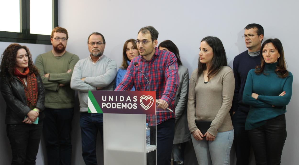 El coordinador de IU Andalucía, Toni Valero, con dirigentes de su formación.
