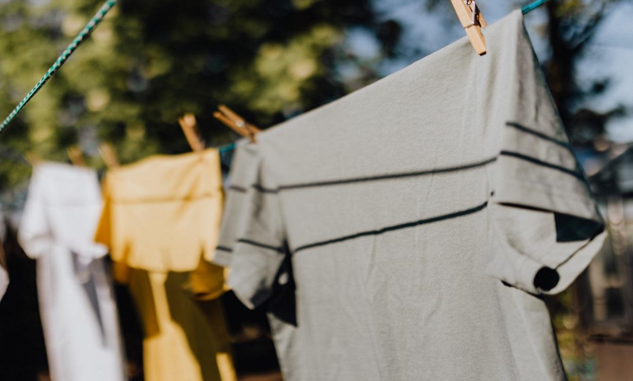 Cómo quitar las manchas de desodorante de la ropa