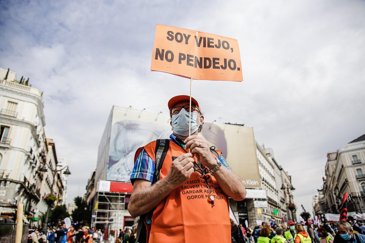 Un participante en una de las concentraciones de pensionistas en Madrid. Europa Press