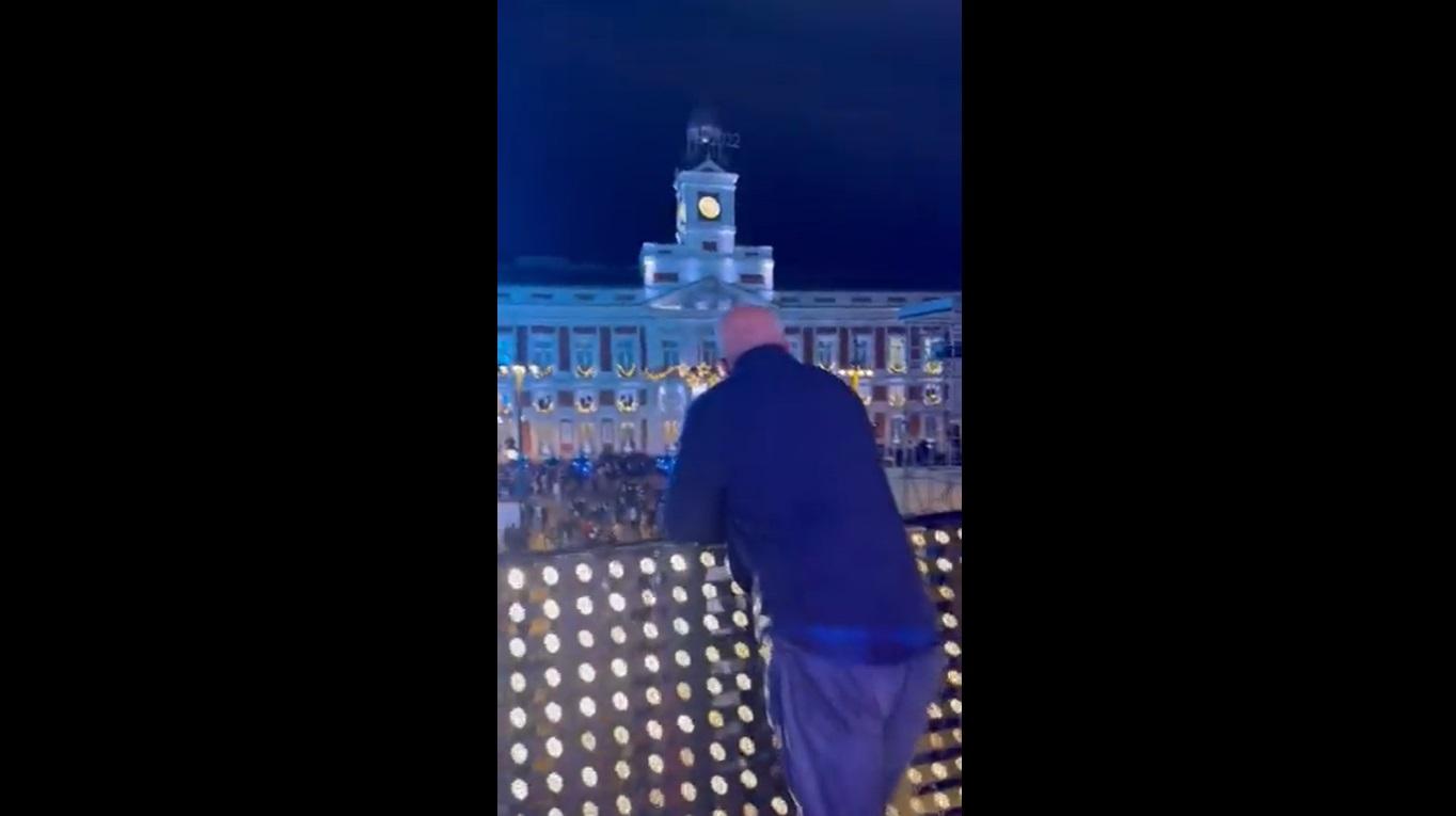 Ramón García se asoma al balcón de la Puerta del Sol. @ibai