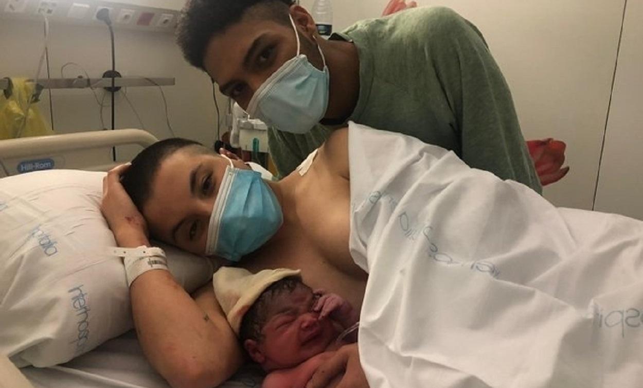 Alexa, primer bebé de 2022, junto a sus padres. Departament de Salud de Cataluña