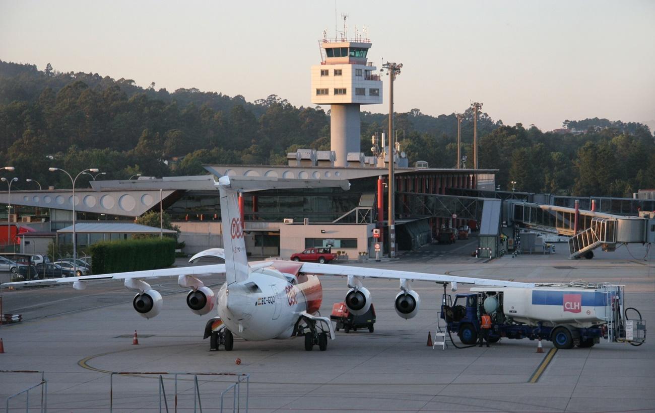 Un socavón en la pista de aterrizaje del aeropuerto de Vigo obliga a cancelar todos los vuelos del fin de semana