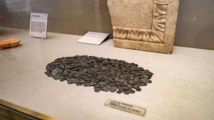 En la historia de España hay incluso tesoros enteros de monedas falsas como es el caso que se encontró en Casas de Reina